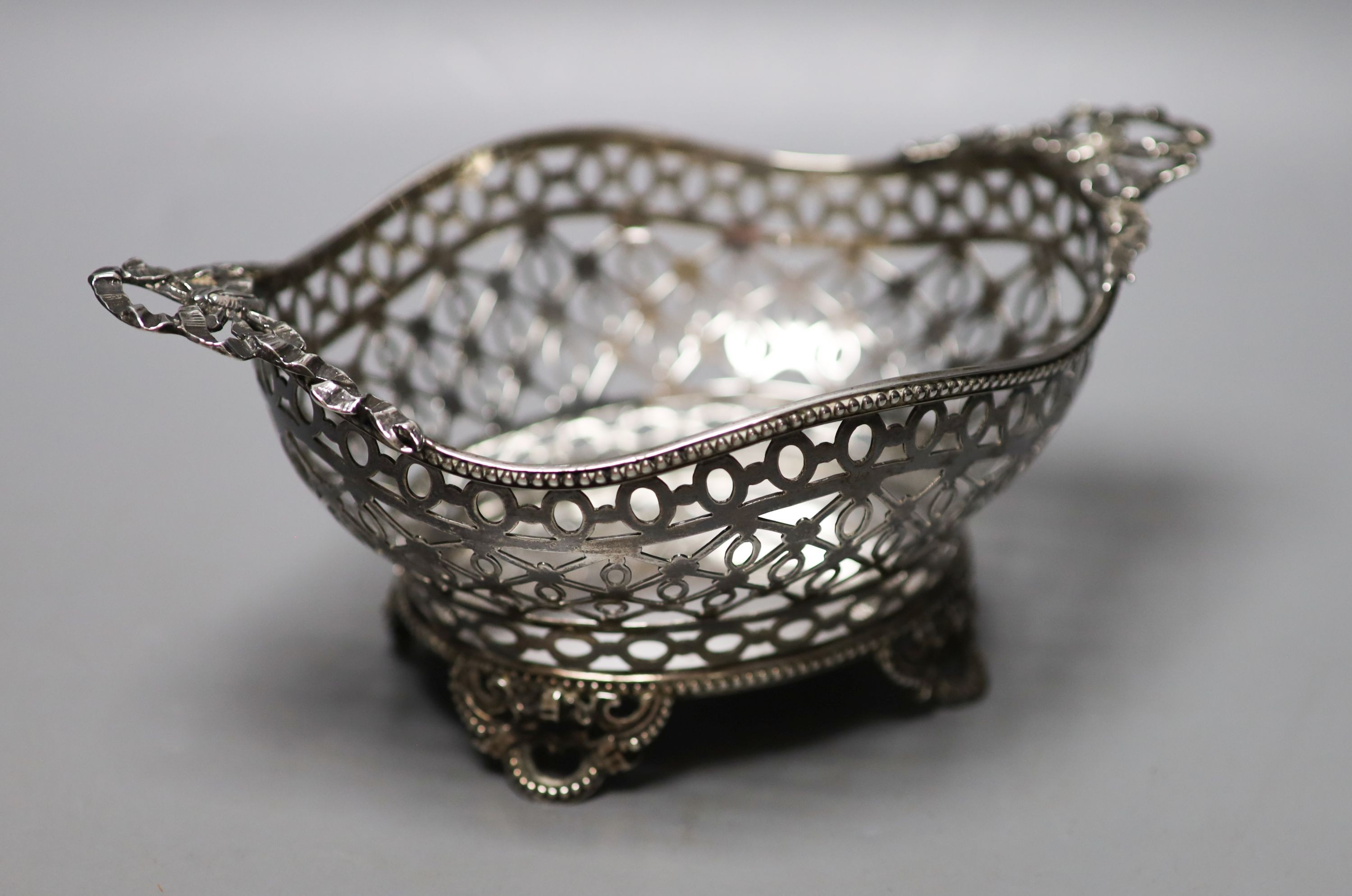 An Edwardian pierced silver oval two handled dish, William Comyns, London, 1904, width 22cm, 10.5oz.